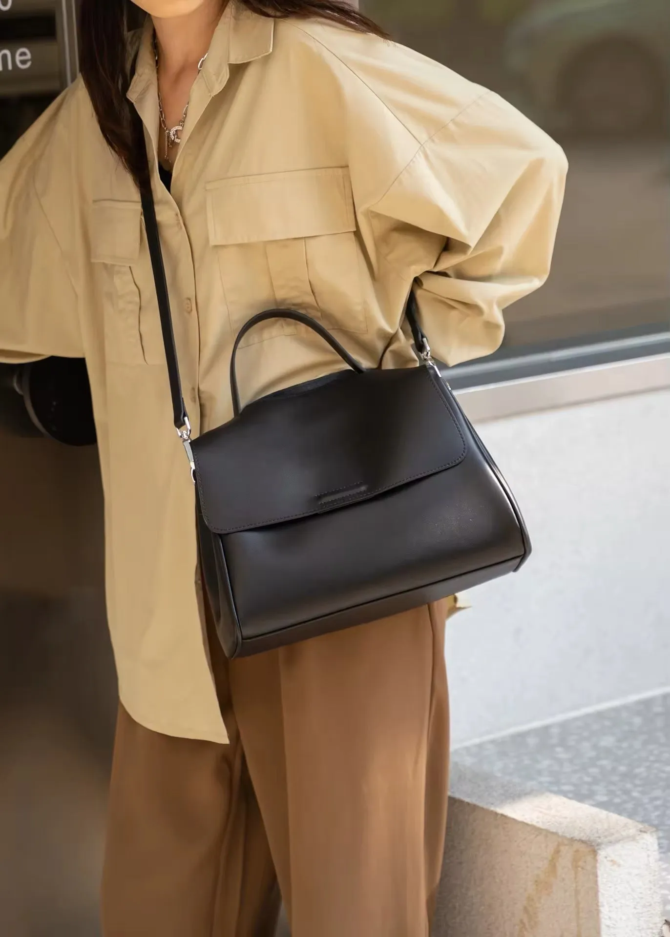 Stylish Women's Genuine Leather Bag – Trendy and Timeless Design
